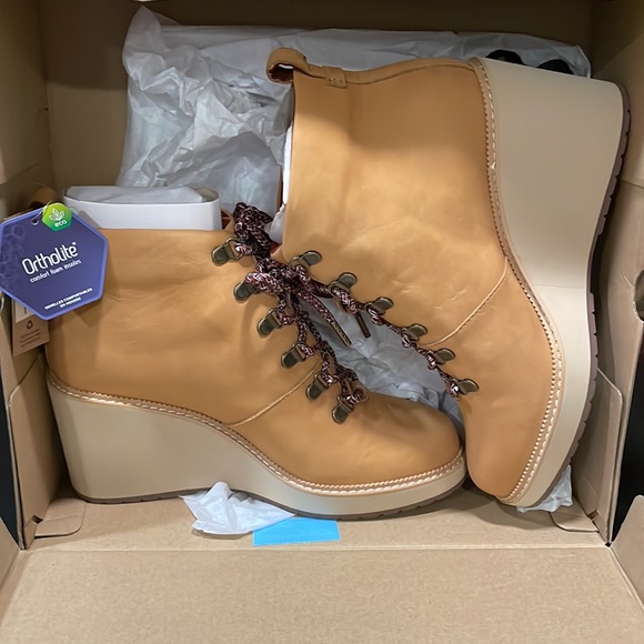 Tom’s Melrose Tan Oiled Nubick - Picture 3 of 3